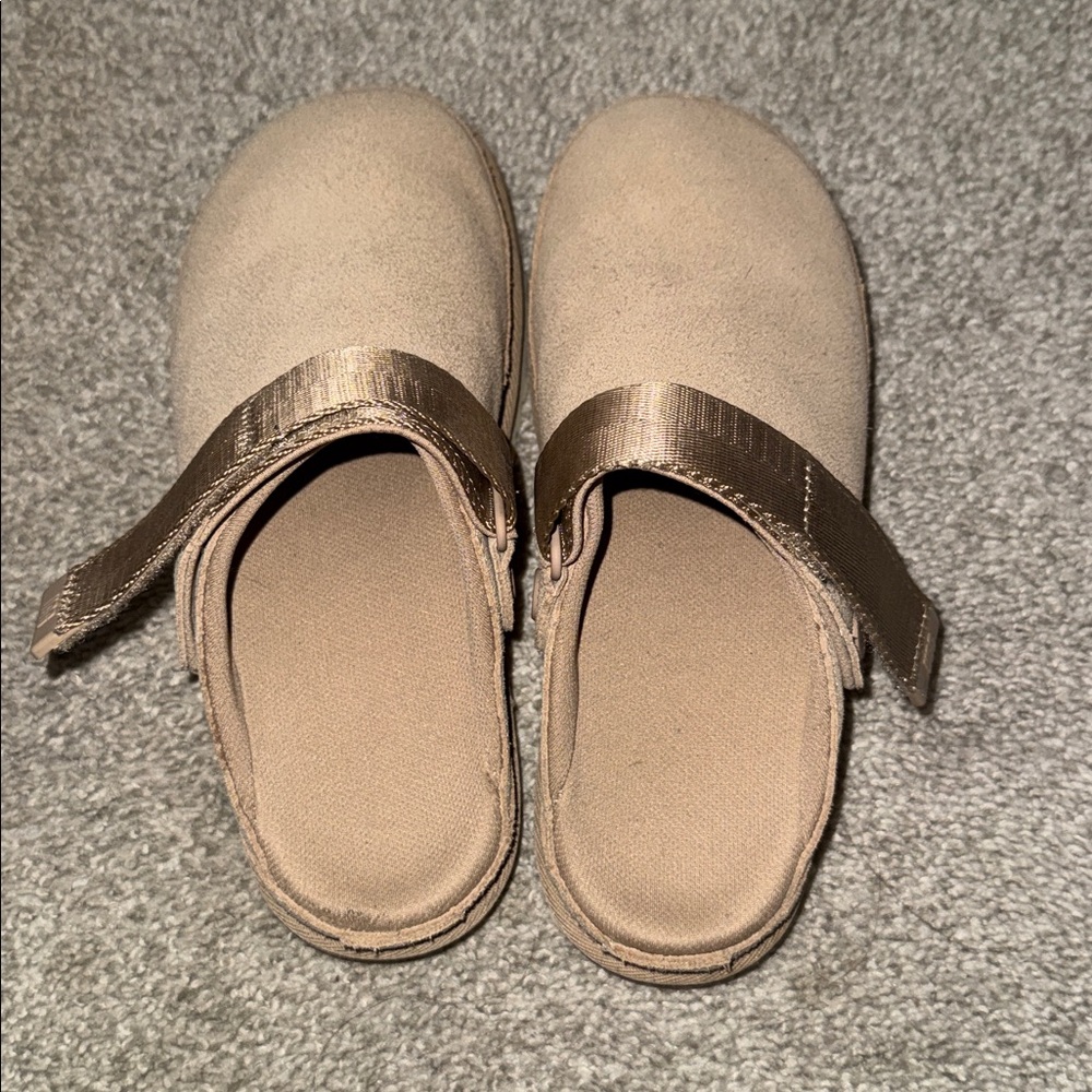 UGG Women’s Goldenstar clog